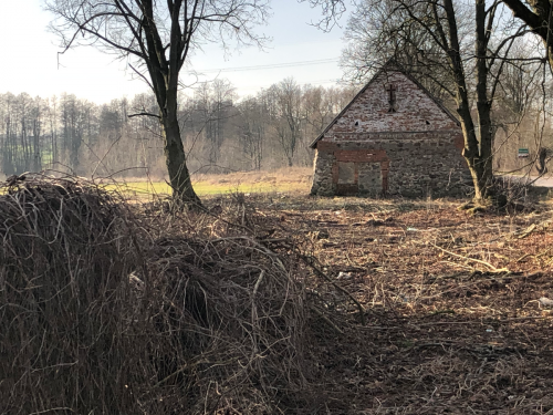 Obecnie stodoła, dawniej budynek czworaków - widok od strony kościoła