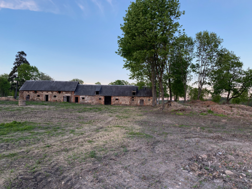 Widok na front wozowni i stajni