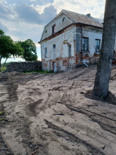 Zakopany i utwardzony kanał koło dworu