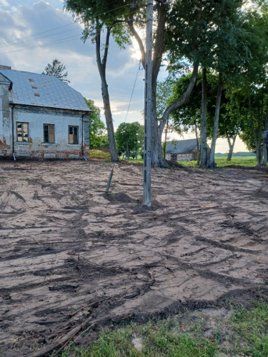 Uporządkowana przestrzeń przed dworem