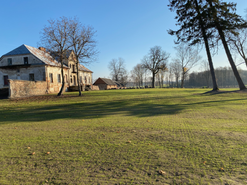 Widok na dwór od strony stodoły (dawnych czworaków)