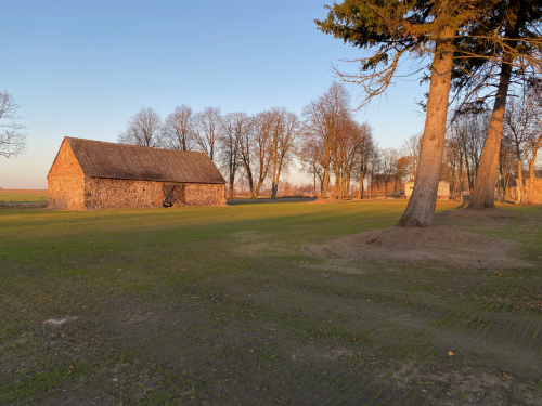 Widok na stodołę (dawne czworaki)