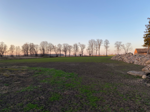 Widok na pastwisko i padok z ruin owczarni